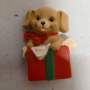 VINTAGE 1989 Hallmark Holiday Christmas Puppy Dog In A Gift Present Pin Brooch